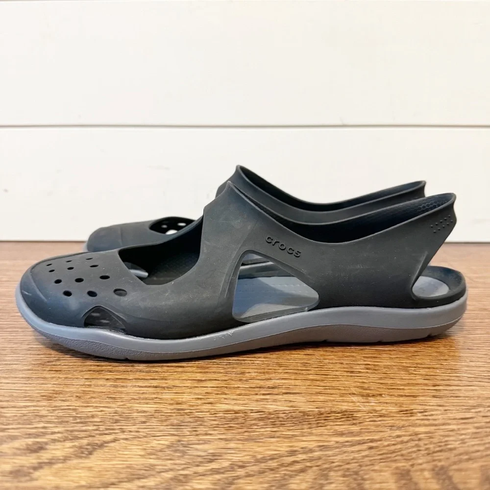 Crocs Womens Swiftwater Wave sandals made of Croslite material Gray/Black Size 8